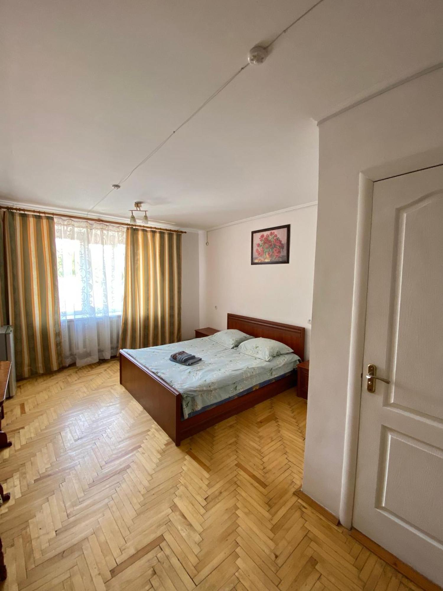 Hotel Удеч à Zhidachov Extérieur photo