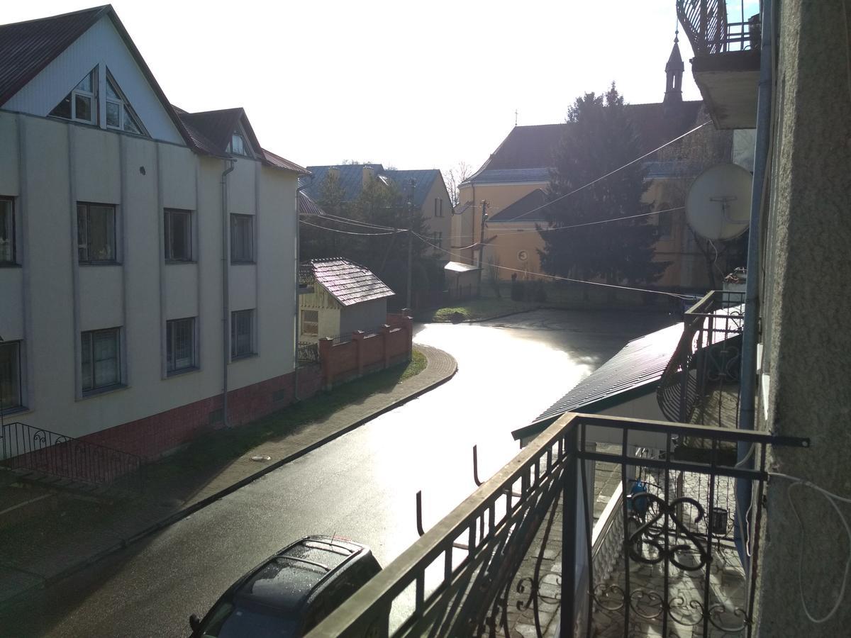 Hotel Удеч à Zhidachov Extérieur photo